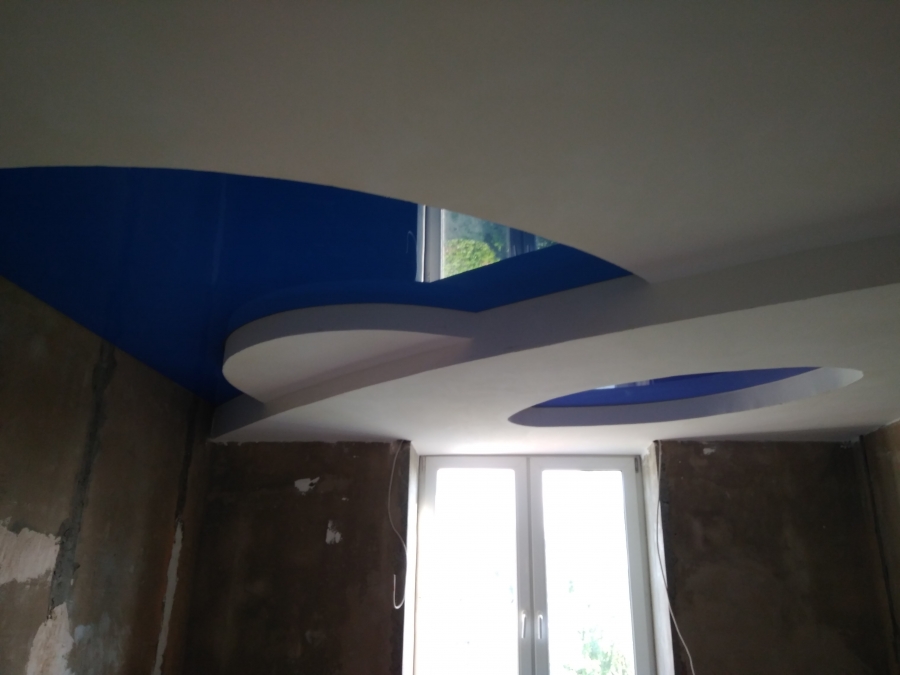 Многоуровневые натяжные потолки белого и синего цвета