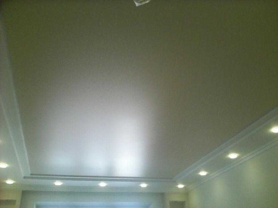 Натяжной потолок сатин в комнате 19 м2