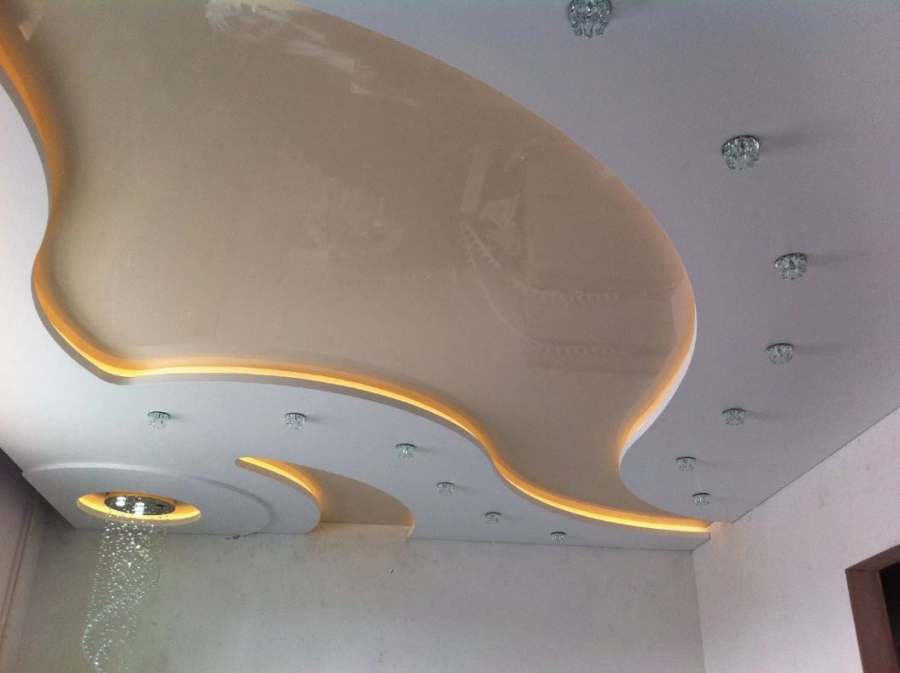 Криволинейный натяжной потолок с подсветкой
